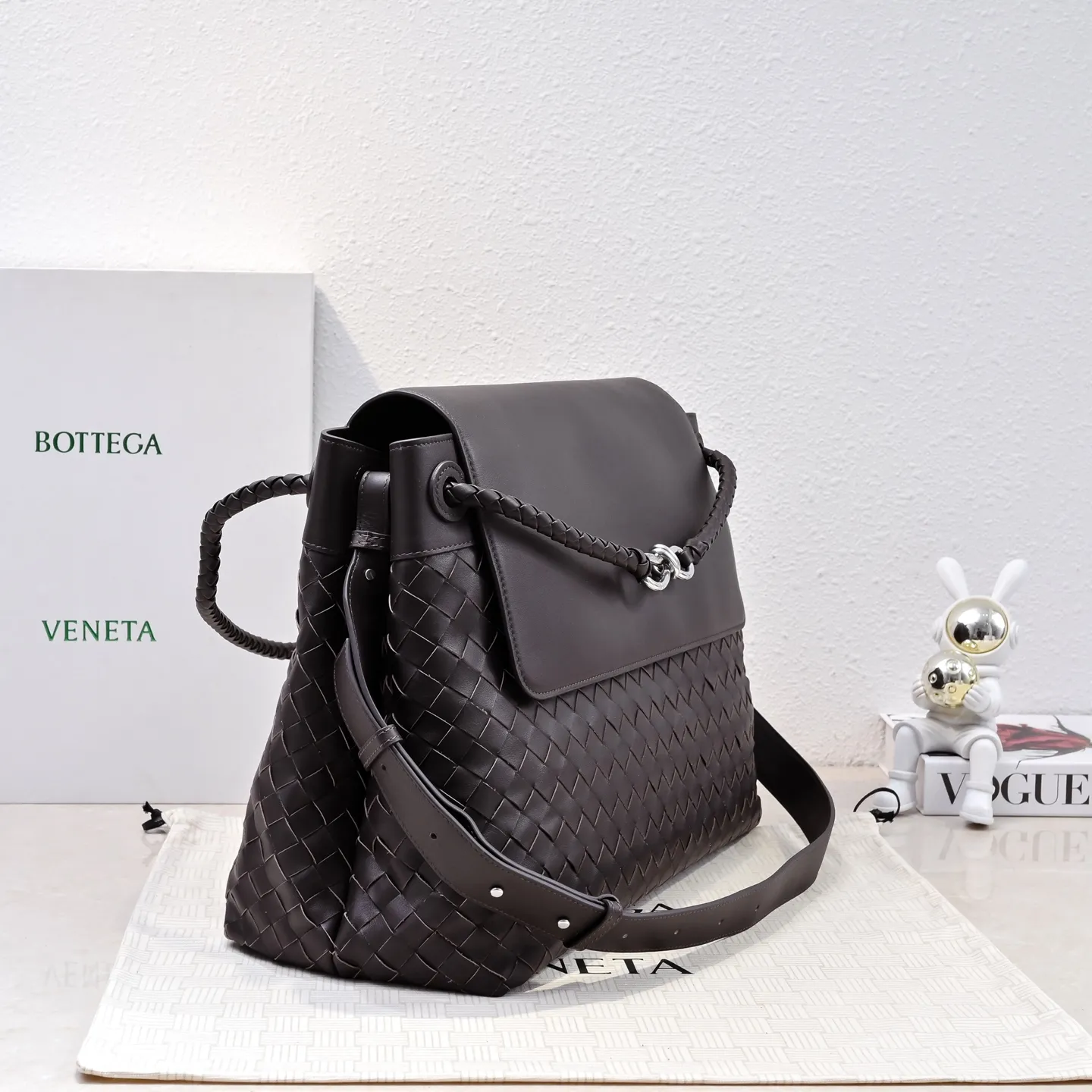 Batch 2960 BOTTEGA VENETA 2025 new men's ANDIAMO backpack Bottega Veneta's main recommendation is undoubtedly Andiamo. The first new favorite of 2025 is a men's splayed buckle bag. It can be seen that the designer has used many small ideas. The detachable cross-body strap is very convenient for elite office workers to carry their work diary. Reduce the burden on your hands when carrying office supplies. The interior is divided into two large compartments and a small zippered compartment. Unlike the women's model, the compartments here are not detachable. The fixed large single layer also makes it easier to pack lightly when going out to work and avoids the accumulation of too many small items. Style number: 5969 Size: 43*32*20cm